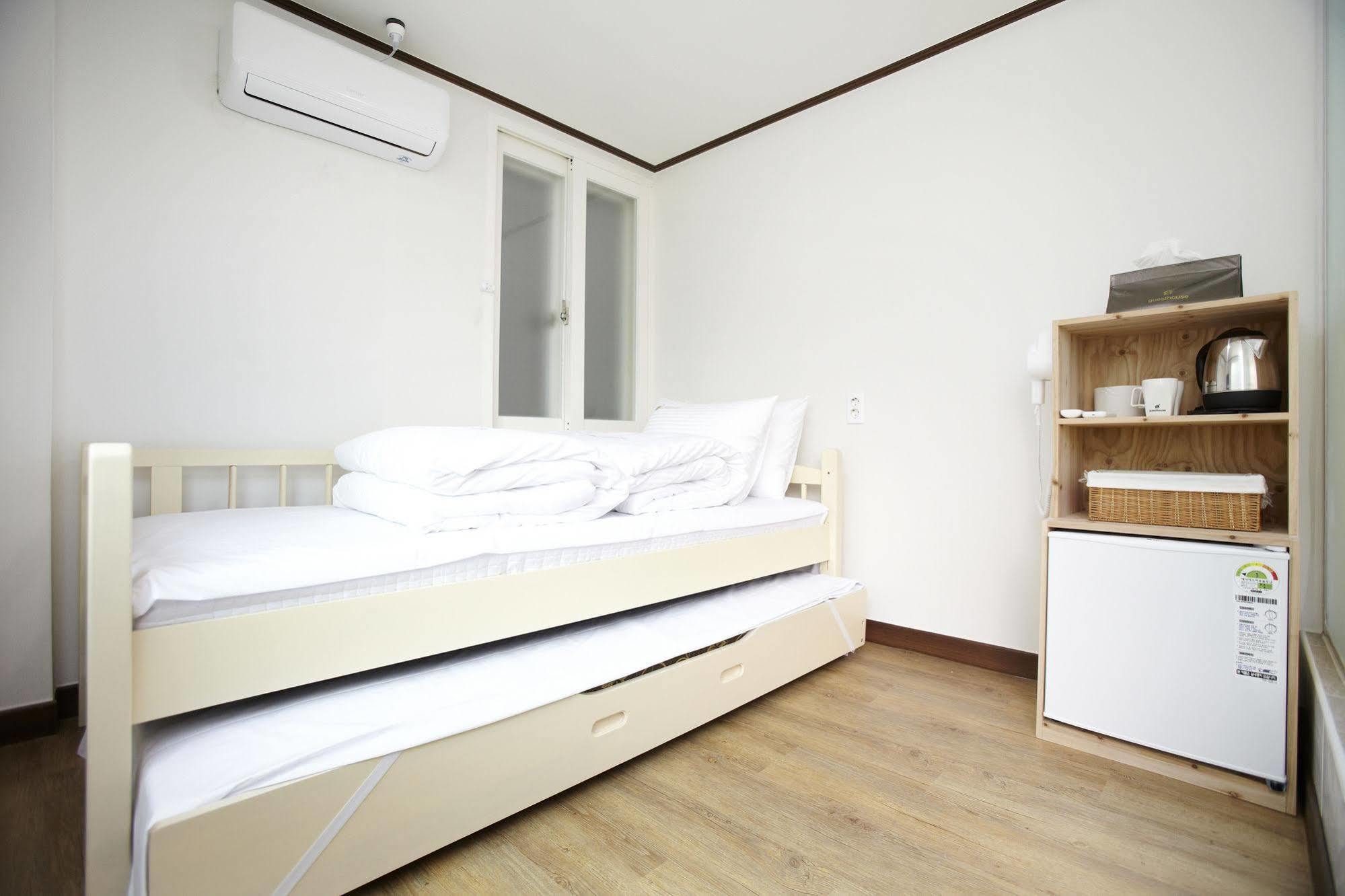 24 Guesthouse Sinchon Hongdae Seul Dış mekan fotoğraf