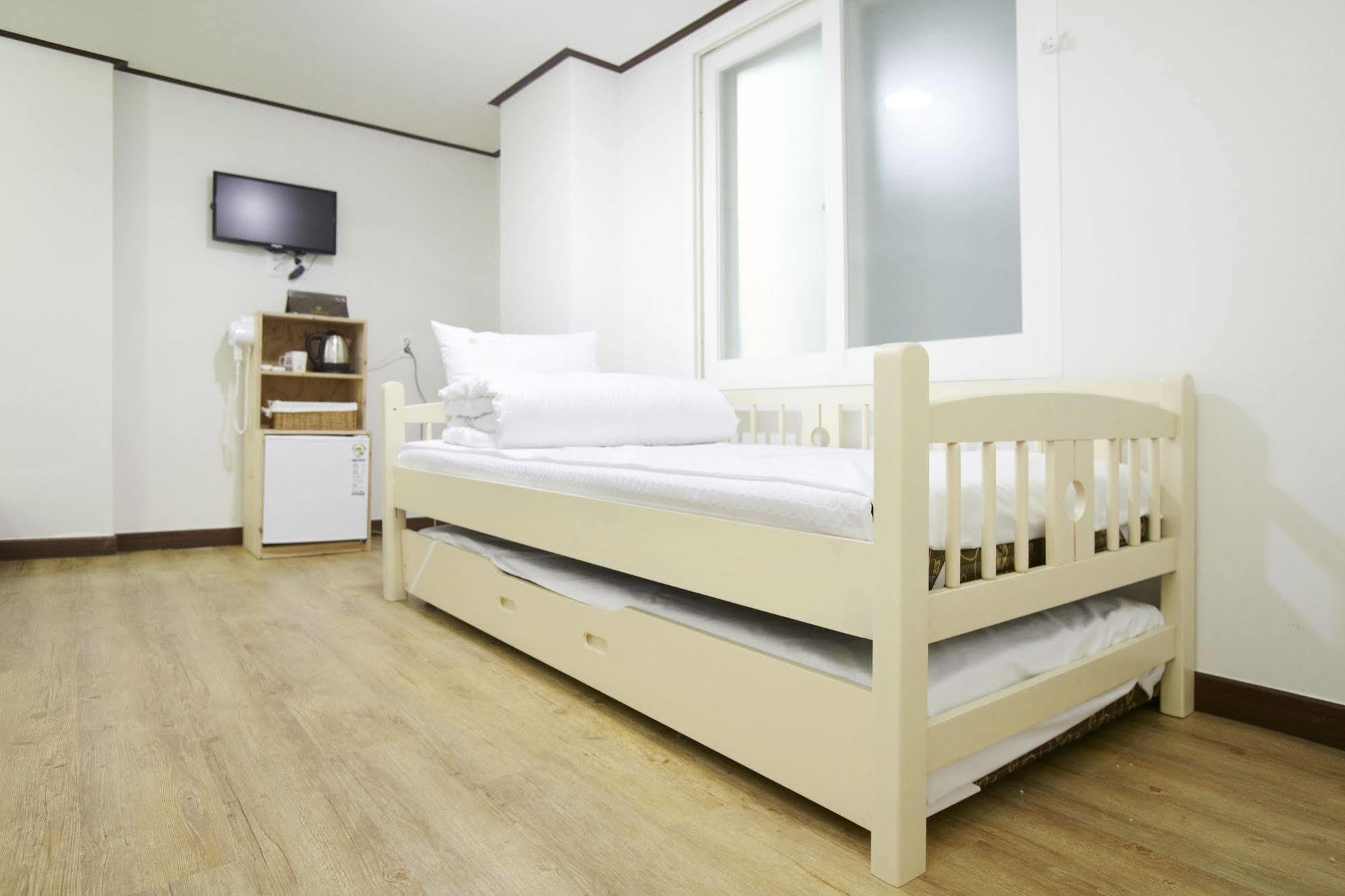 24 Guesthouse Sinchon Hongdae Seul Dış mekan fotoğraf