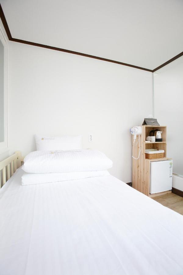 24 Guesthouse Sinchon Hongdae Seul Dış mekan fotoğraf